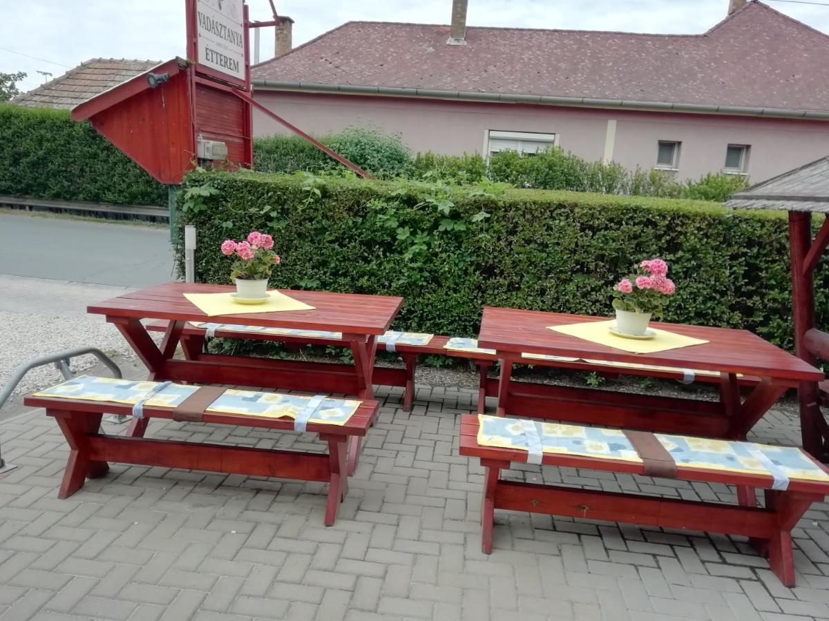 Ferienwohnung Vadasztanya Fogado Egerszalók Exterior foto